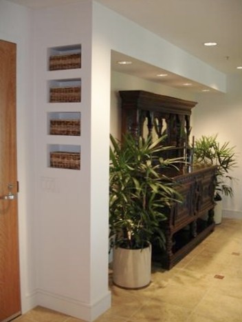 Ejemplo de distribuidor bohemio de tamaño medio con suelo de piedra caliza y puerta de madera en tonos medios