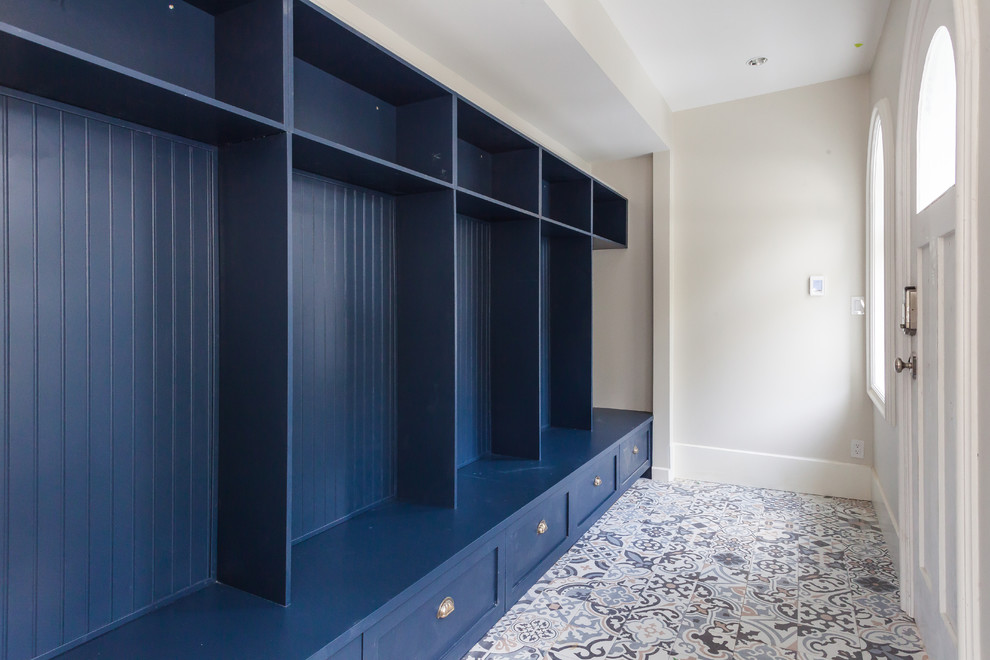 На фото: тамбур среднего размера в стиле неоклассика (современная классика) с серыми стенами, разноцветным полом, полом из керамической плитки, одностворчатой входной дверью и белой входной дверью