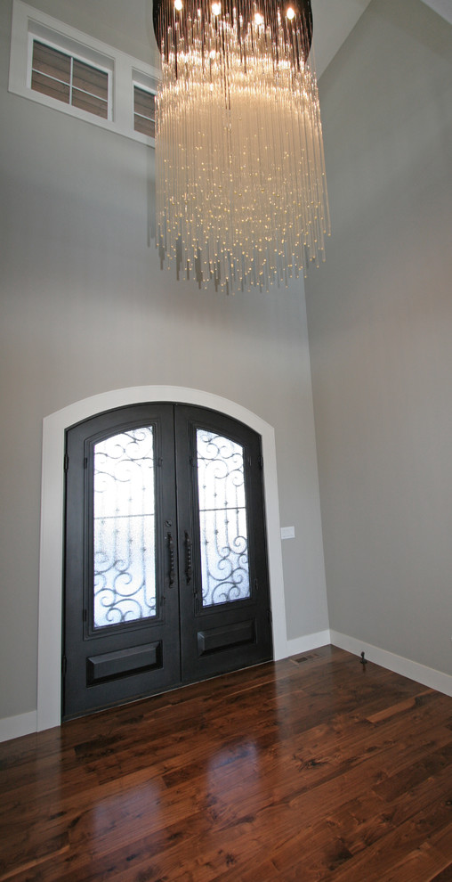 Источник вдохновения для домашнего уюта: большая входная дверь в стиле неоклассика (современная классика) с серыми стенами, паркетным полом среднего тона, двустворчатой входной дверью, черной входной дверью и коричневым полом
