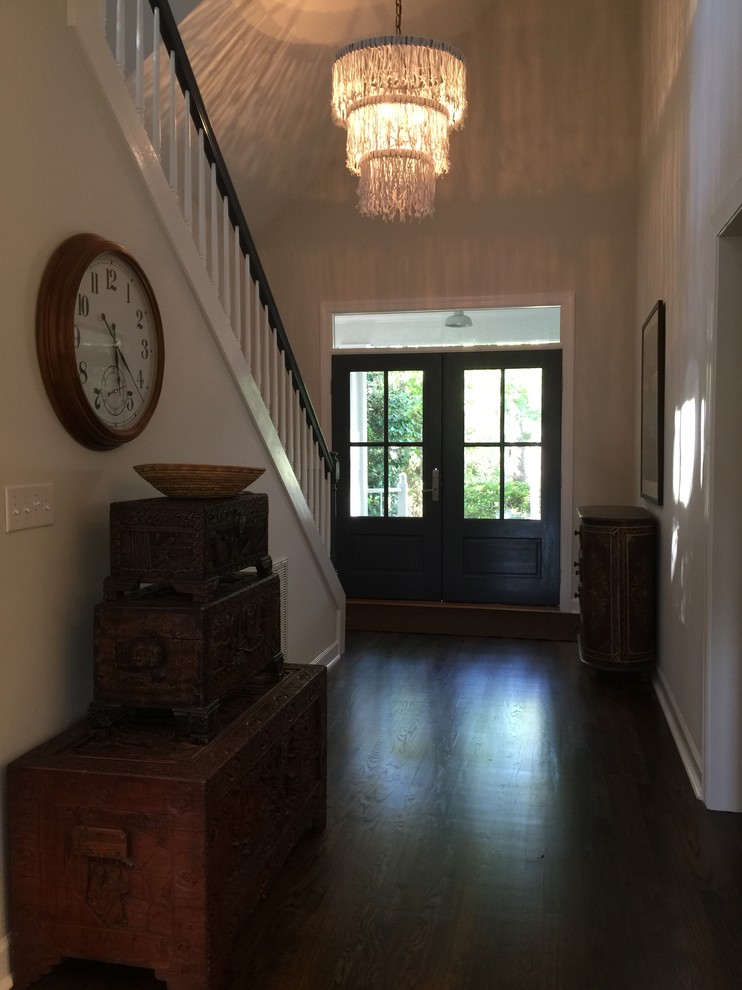 Ejemplo de puerta principal de estilo de casa de campo de tamaño medio con paredes blancas, suelo de madera oscura, puerta doble y puerta de madera oscura