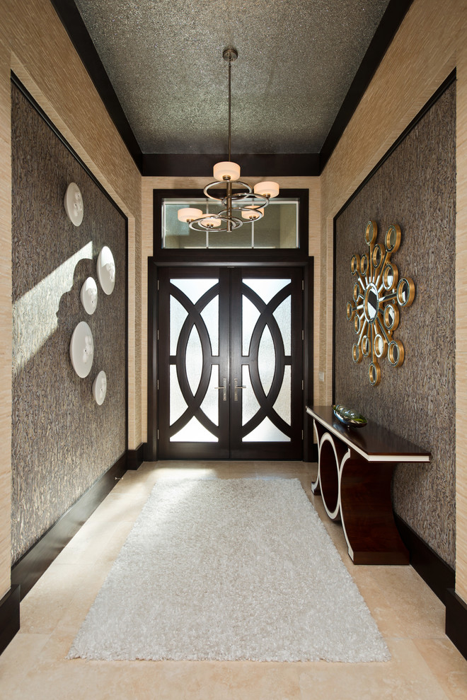 Immagine di un corridoio minimal di medie dimensioni con pavimento in marmo, una porta a due ante, una porta in legno scuro, pavimento beige e pareti con effetto metallico