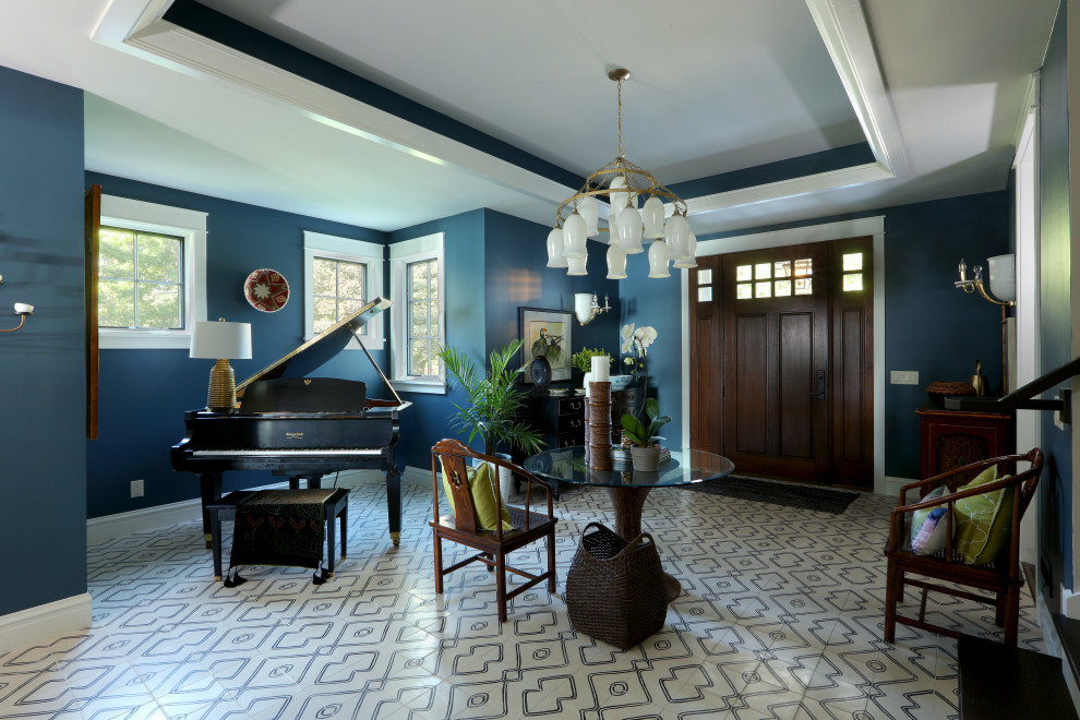 Geräumiges Landhaus Foyer mit blauer Wandfarbe, Keramikboden, Einzeltür, blauer Haustür und weißem Boden in Grand Rapids