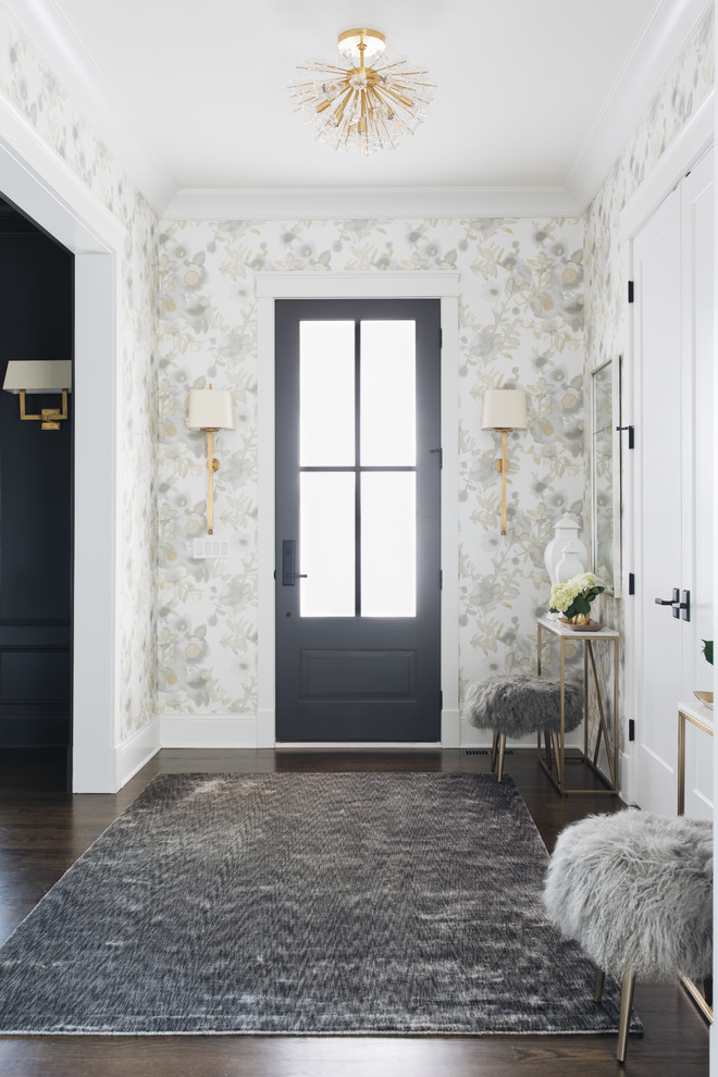 На фото: фойе в стиле неоклассика (современная классика) с разноцветными стенами, темным паркетным полом, одностворчатой входной дверью, черной входной дверью и коричневым полом