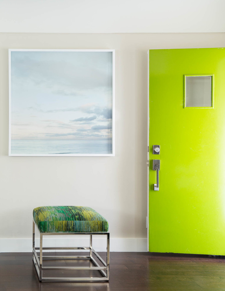 Inspiration pour un petit hall d'entrée design avec un mur beige, parquet foncé, une porte simple et une porte verte.