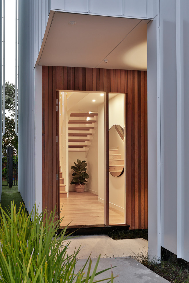 Mittelgroßes Modernes Foyer mit weißer Wandfarbe, braunem Holzboden, Einzeltür und beigem Boden in Auckland