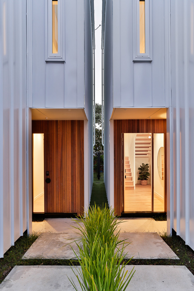 Idées déco pour un hall d'entrée contemporain de taille moyenne avec un mur blanc, un sol en bois brun, une porte simple, une porte en bois brun et un sol beige.