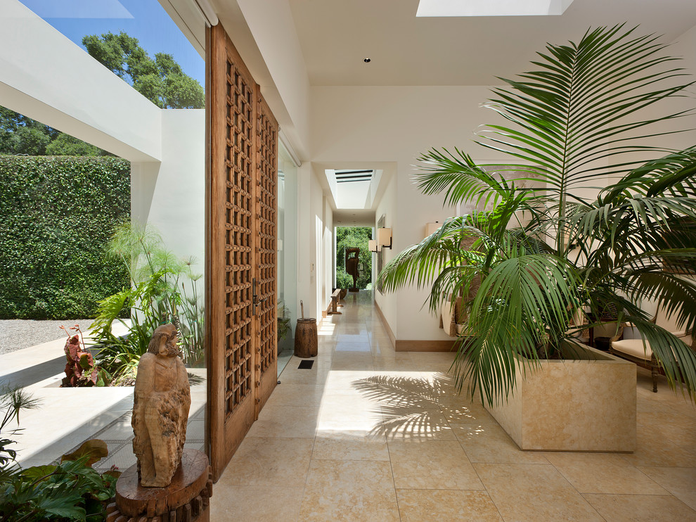 На фото: фойе среднего размера в средиземноморском стиле с белыми стенами, полом из керамической плитки, бежевым полом, двустворчатой входной дверью и входной дверью из дерева среднего тона с