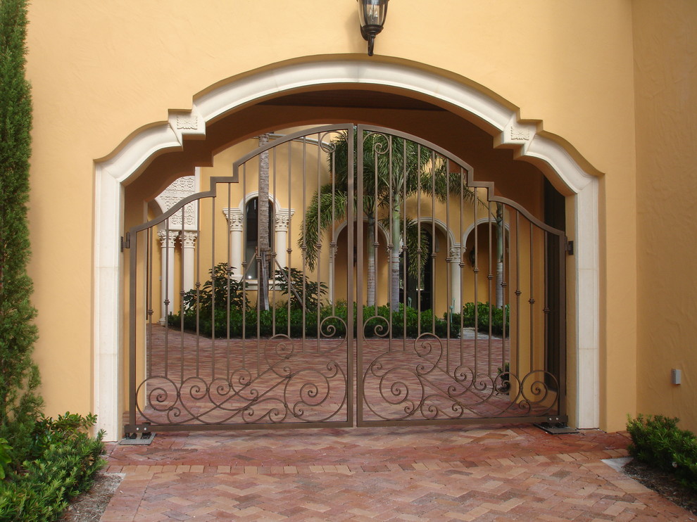 Design ideas for an eclectic entrance in Miami.