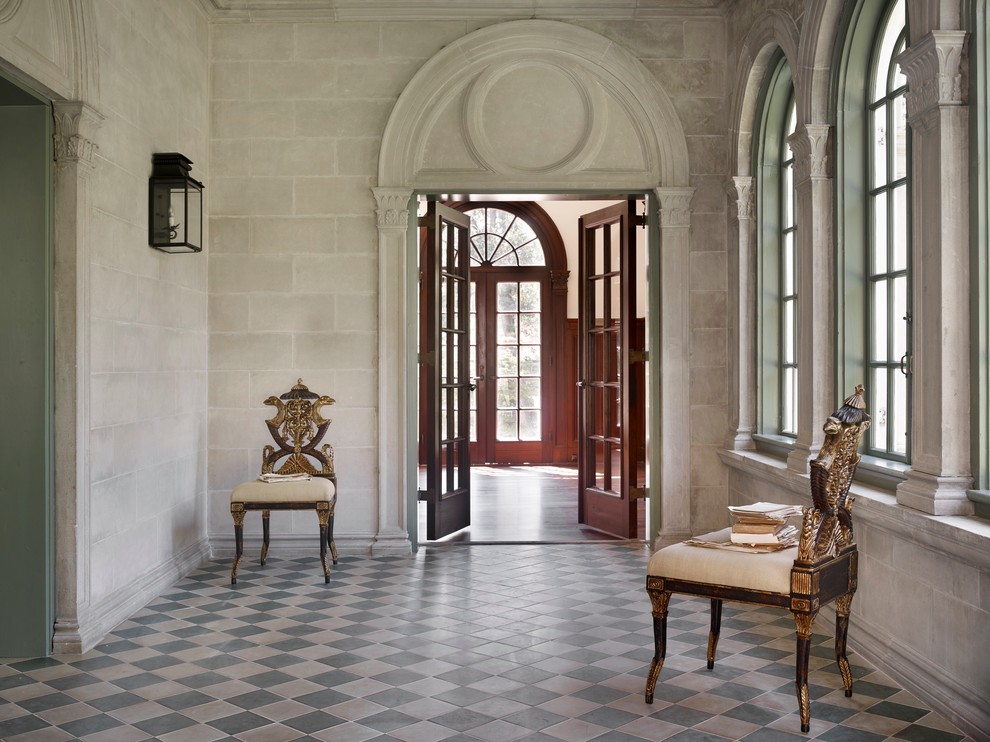 Ispirazione per un ingresso o corridoio chic con pareti grigie e pavimento con piastrelle in ceramica