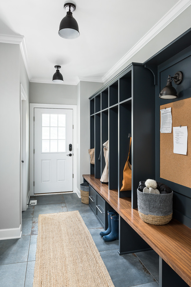 Стильный дизайн: большой тамбур со шкафом для обуви в стиле неоклассика (современная классика) с серыми стенами, полом из керамогранита и синим полом - последний тренд
