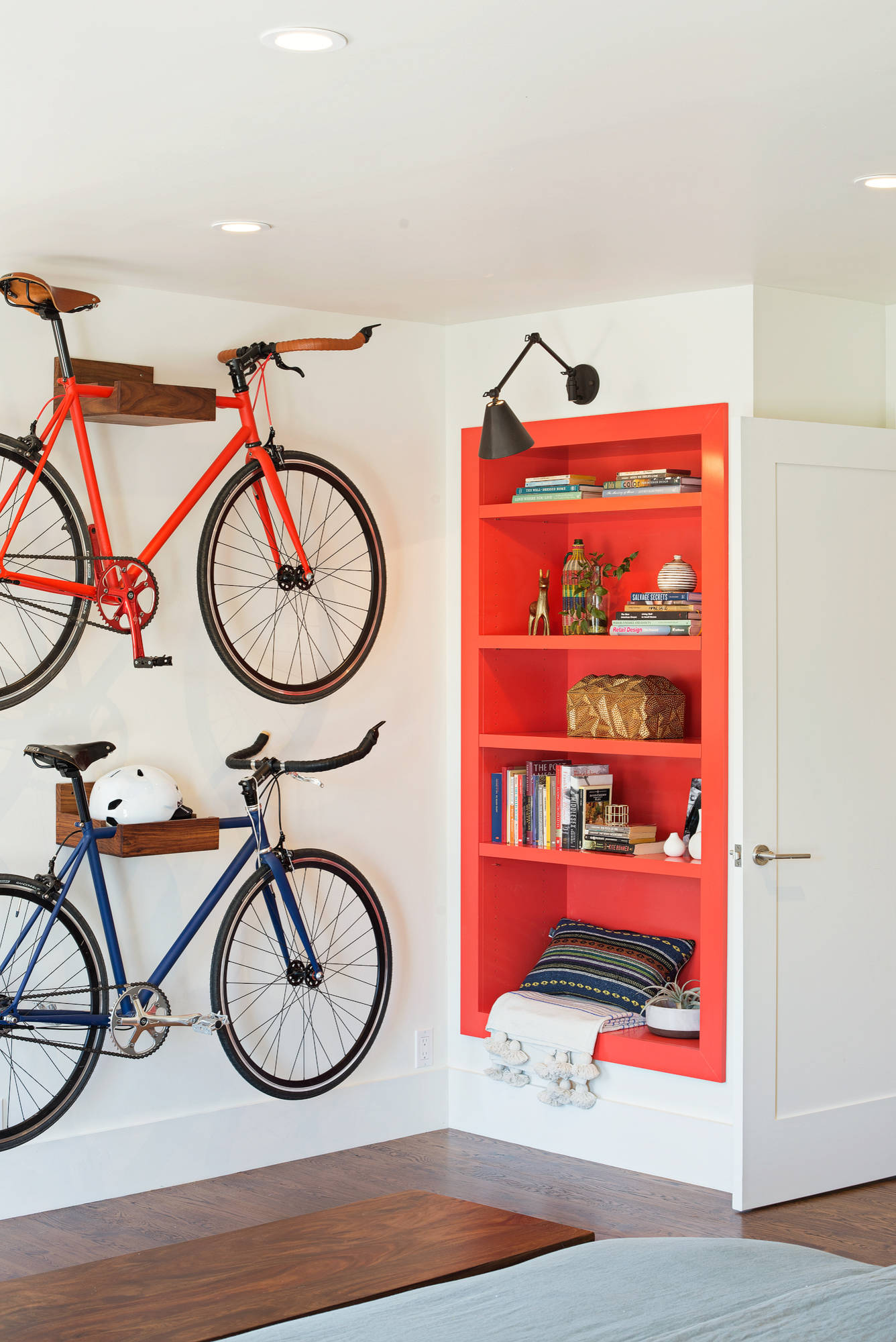 Можно ставить велосипед на. Велосипед в интерьере. Место для хранения велосипеда. Компактное хранение велосипедов. Велосипед на стене в интерьере.