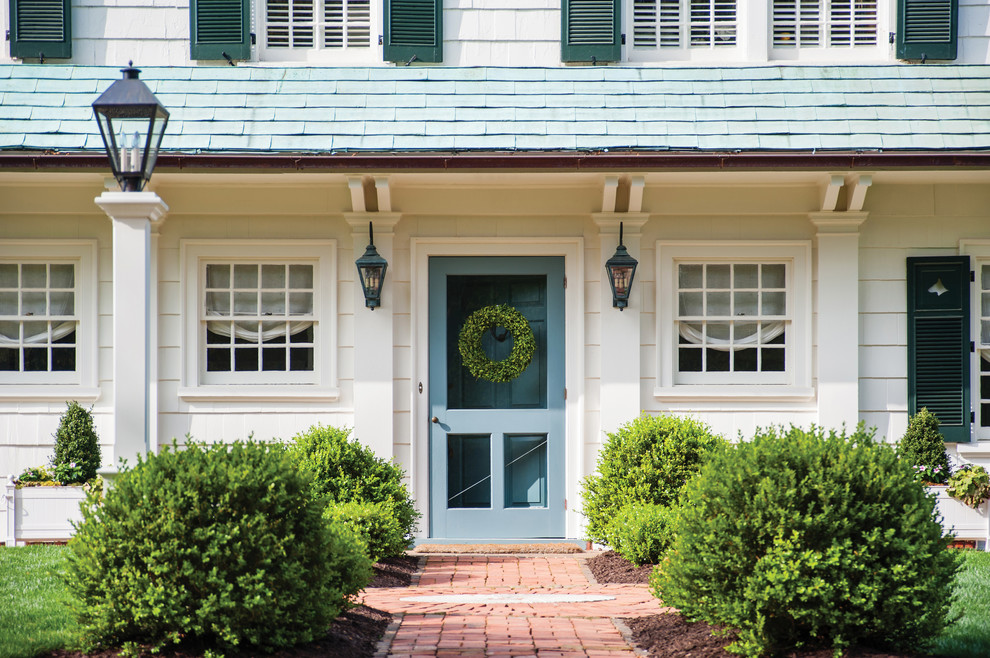 Inspiration för en vintage ingång och ytterdörr, med en enkeldörr och en blå dörr