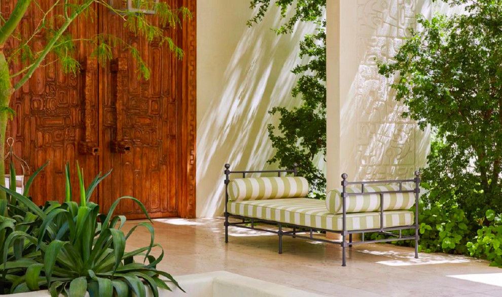 Modelo de puerta principal tropical con paredes beige, puerta doble, puerta de madera en tonos medios y suelo beige