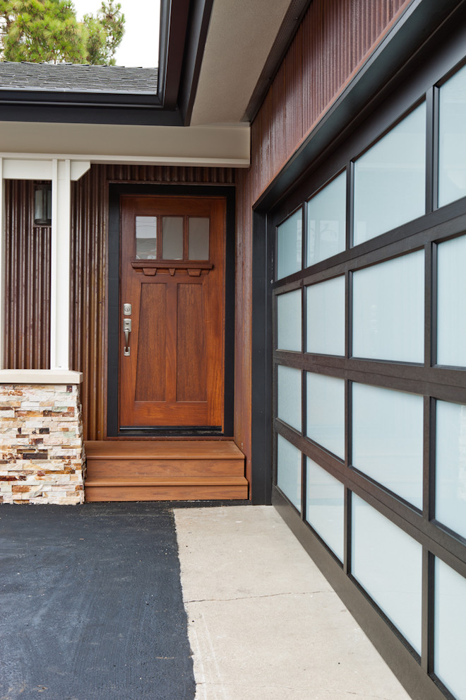 На фото: входная дверь среднего размера в морском стиле с серебряными стенами, темным паркетным полом, одностворчатой входной дверью и входной дверью из дерева среднего тона с