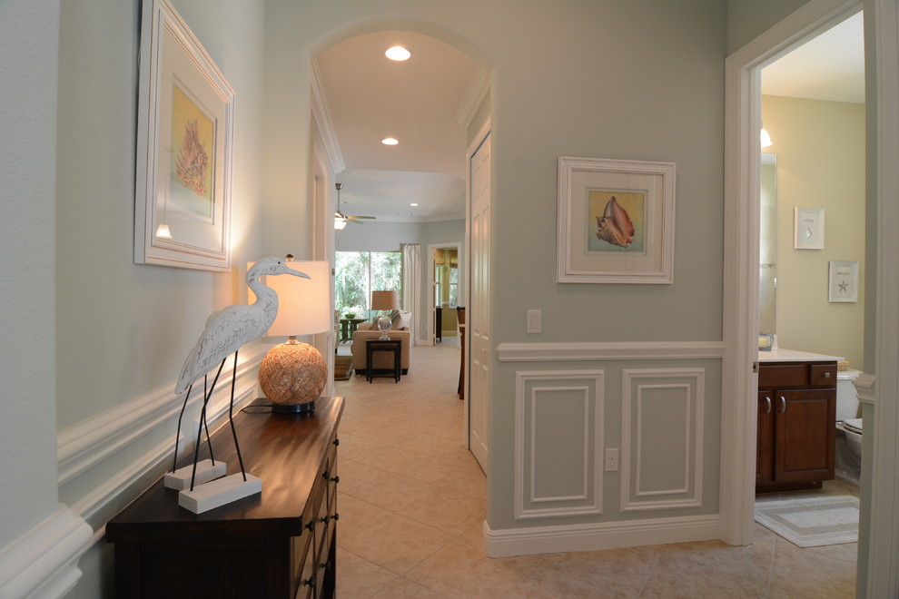 Cette photo montre un hall d'entrée tendance de taille moyenne avec un mur bleu, un sol en carrelage de céramique, une porte simple et une porte bleue.