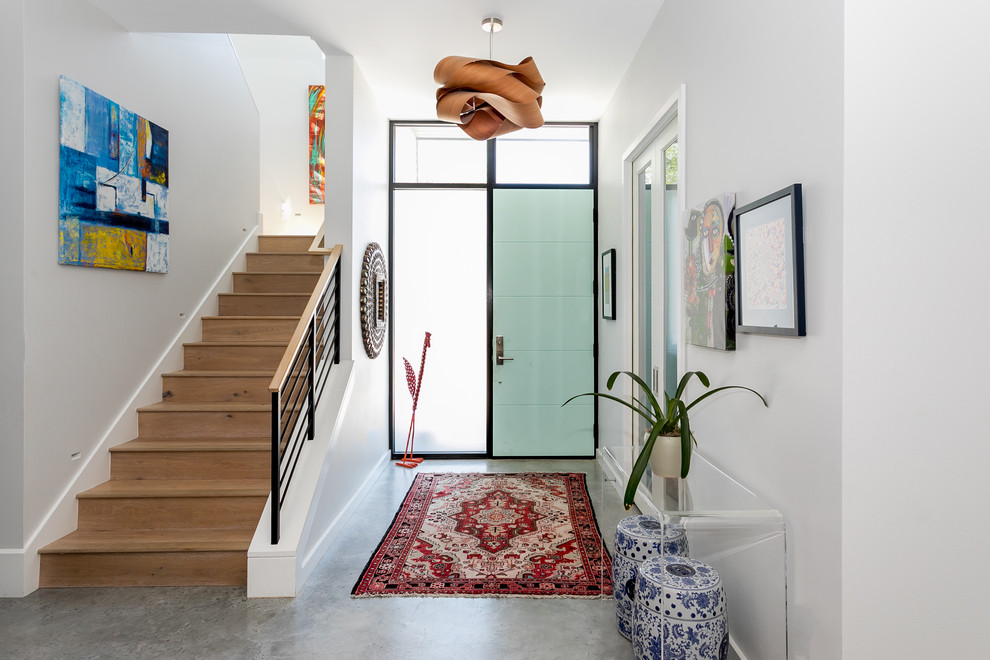 Идея дизайна: фойе в современном стиле с белыми стенами, бетонным полом, одностворчатой входной дверью, зеленой входной дверью и серым полом