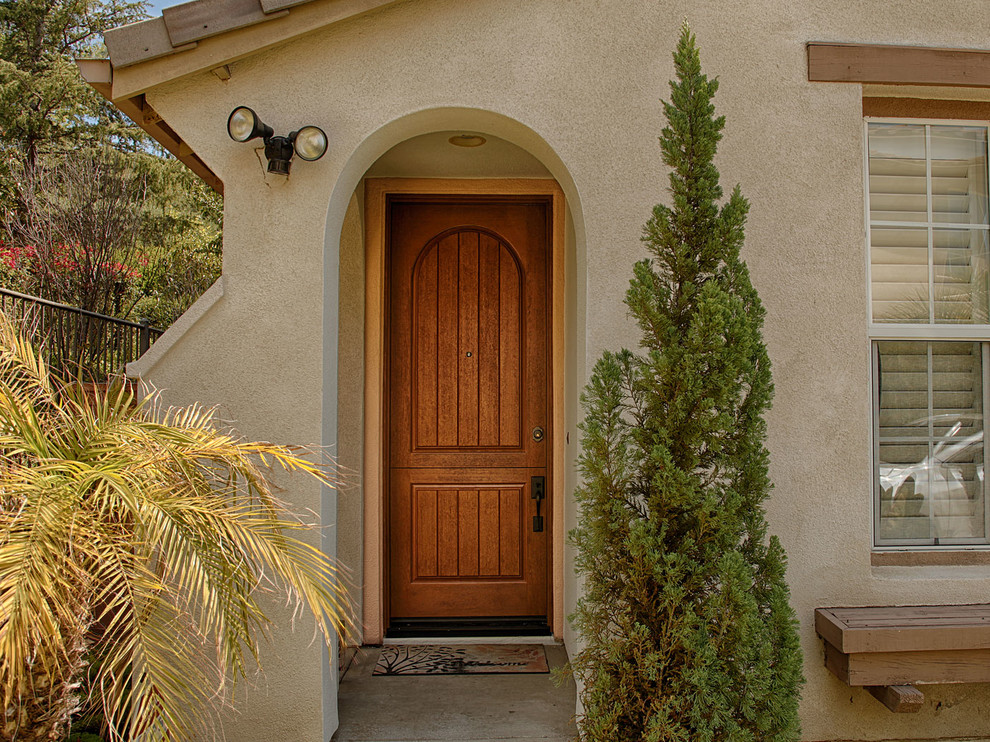 Ispirazione per una grande porta d'ingresso stile rurale con pareti marroni, una porta singola e una porta in legno bruno