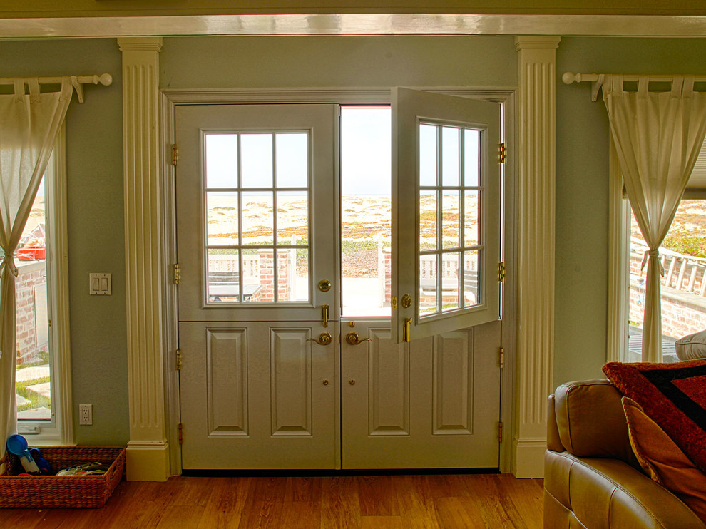 Стильный дизайн: большая входная дверь в классическом стиле с коричневыми стенами, голландской входной дверью и белой входной дверью - последний тренд