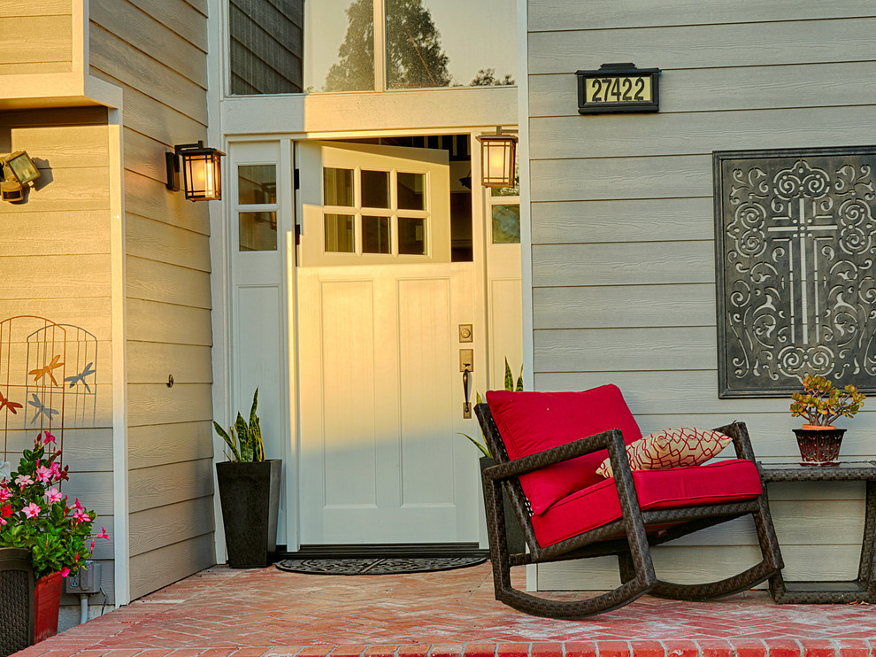 Große Urige Haustür mit grauer Wandfarbe, Klöntür und weißer Haustür in Orange County