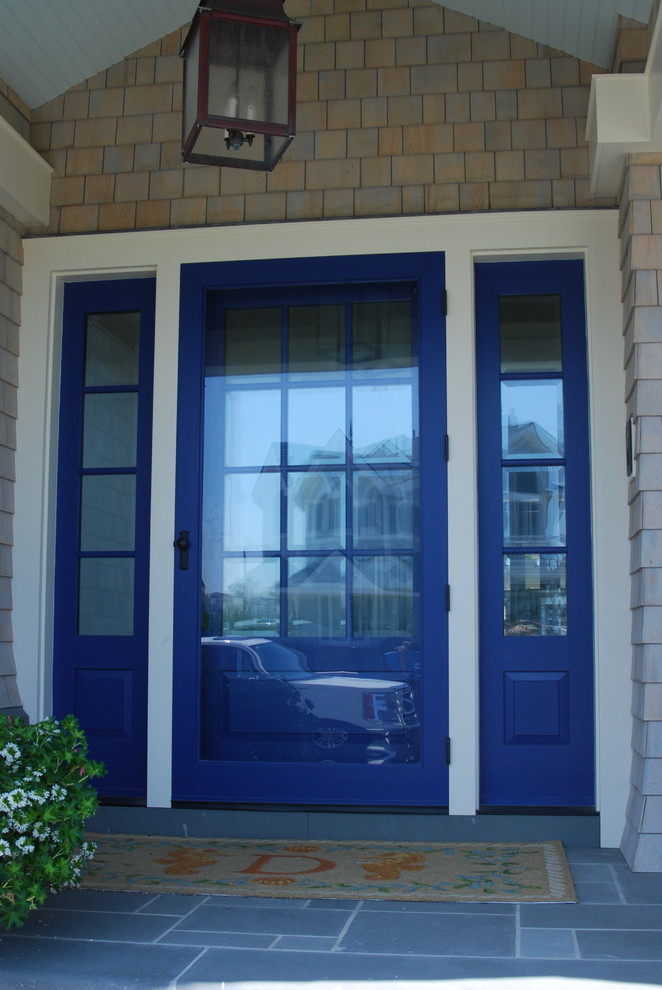 Diseño de entrada marinera con puerta simple y puerta azul