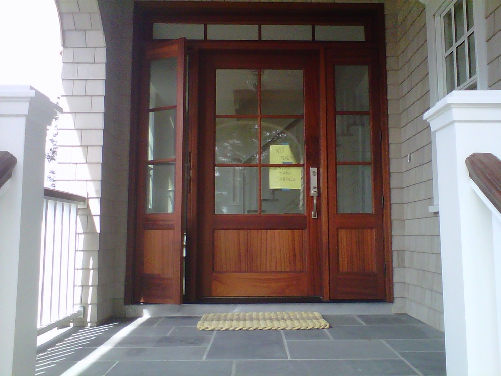 На фото: входная дверь в стиле кантри с одностворчатой входной дверью и входной дверью из дерева среднего тона
