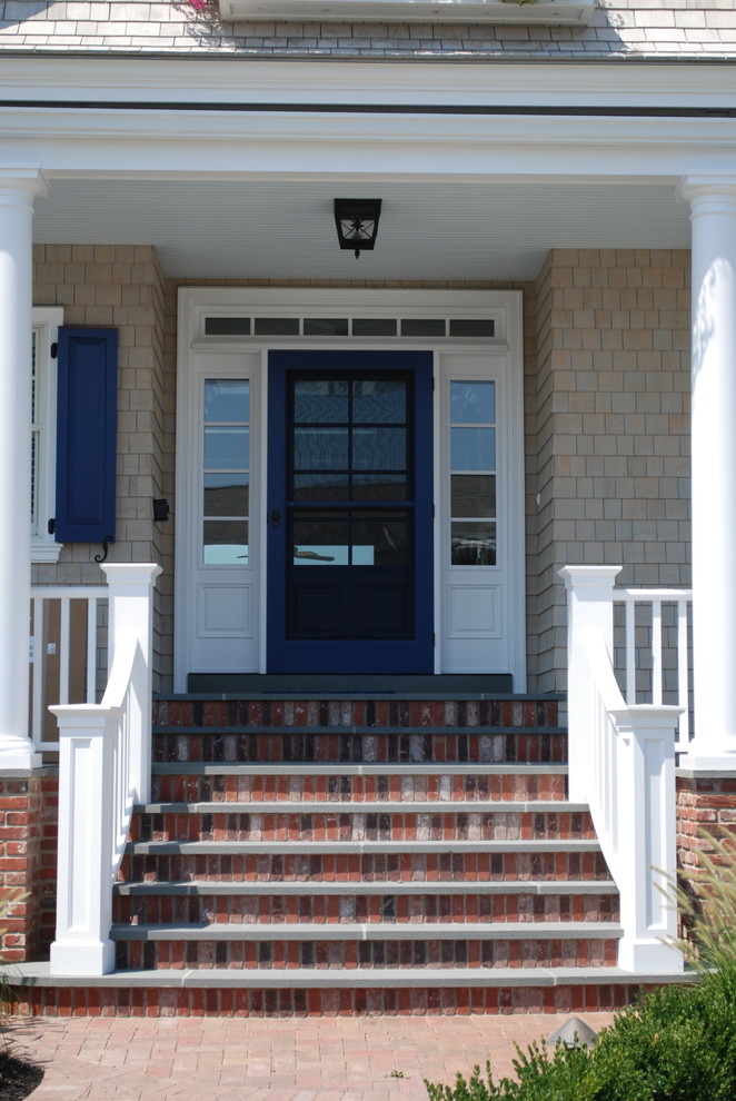 Immagine di un ingresso o corridoio country con una porta singola e una porta blu