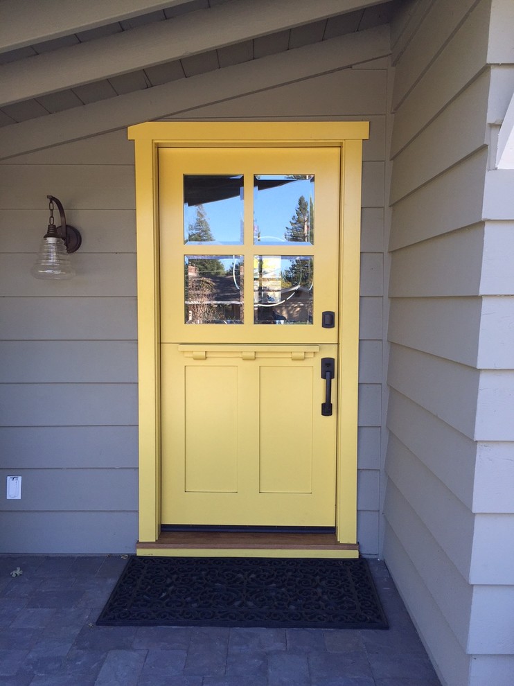 サンフランシスコにあるお手頃価格の小さなトランジショナルスタイルのおしゃれな玄関ドア (グレーの壁、スレートの床、黄色いドア) の写真