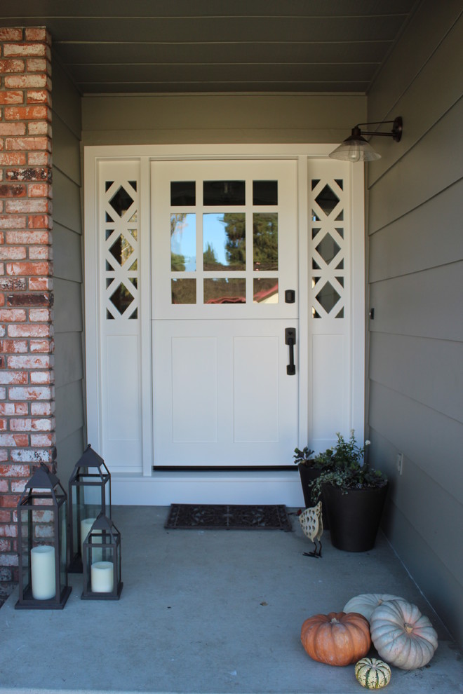 На фото: входная дверь среднего размера в стиле кантри с голландской входной дверью и белой входной дверью