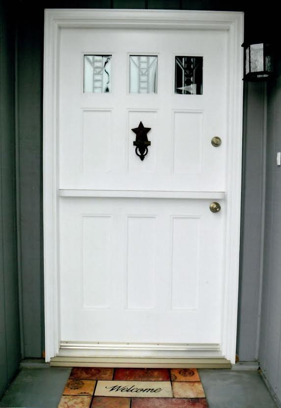Ispirazione per una porta d'ingresso tradizionale di medie dimensioni con una porta olandese e una porta bianca