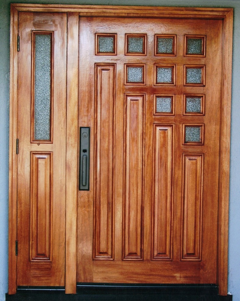На фото: входная дверь среднего размера в стиле неоклассика (современная классика) с серыми стенами, одностворчатой входной дверью и входной дверью из дерева среднего тона