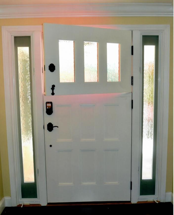 Exempel på en mellanstor klassisk ingång och ytterdörr, med en tvådelad stalldörr och en vit dörr