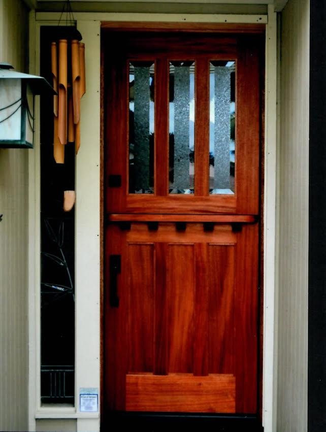 Mittelgroße Klassische Haustür mit grauer Wandfarbe, Klöntür und hellbrauner Holzhaustür in Orange County