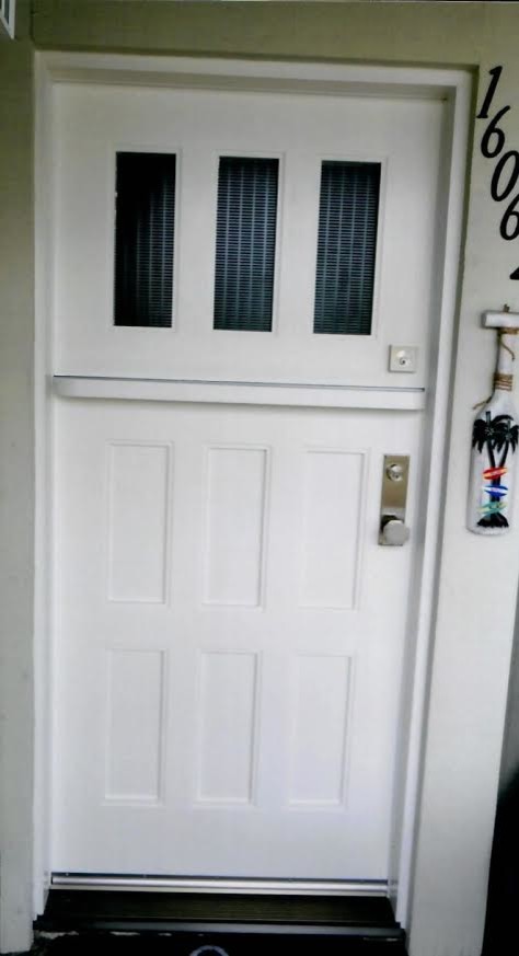 Inspiration pour une porte d'entrée traditionnelle de taille moyenne avec une porte hollandaise et une porte blanche.