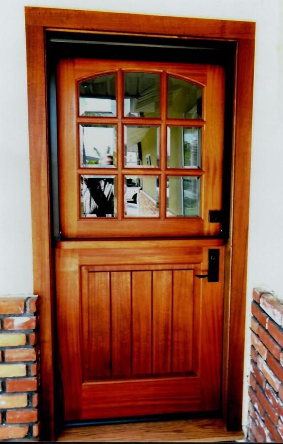 オレンジカウンティにある低価格の中くらいなトランジショナルスタイルのおしゃれな玄関ドア (木目調のドア) の写真