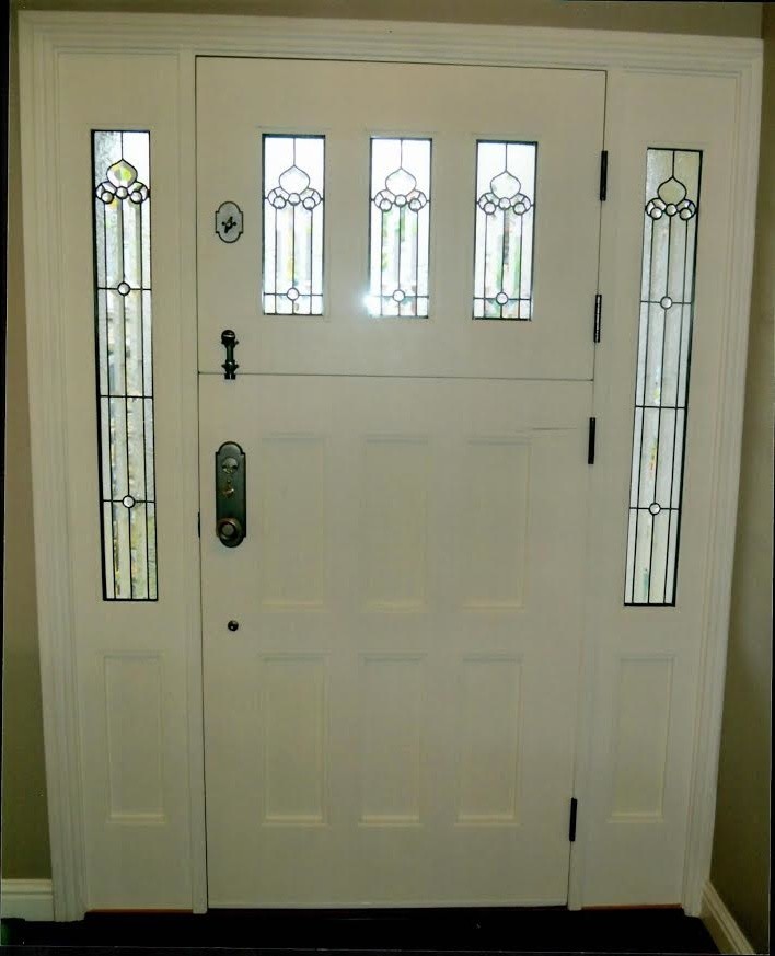 Modelo de puerta principal tradicional renovada de tamaño medio con puerta tipo holandesa y puerta blanca