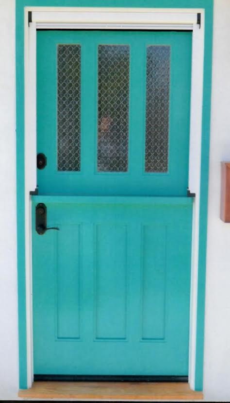 Inredning av en klassisk mellanstor ingång och ytterdörr, med en tvådelad stalldörr och en blå dörr