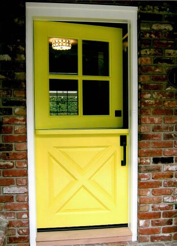 Стильный дизайн: входная дверь среднего размера в стиле неоклассика (современная классика) с кирпичным полом, голландской входной дверью, желтой входной дверью и коричневым полом - последний тренд