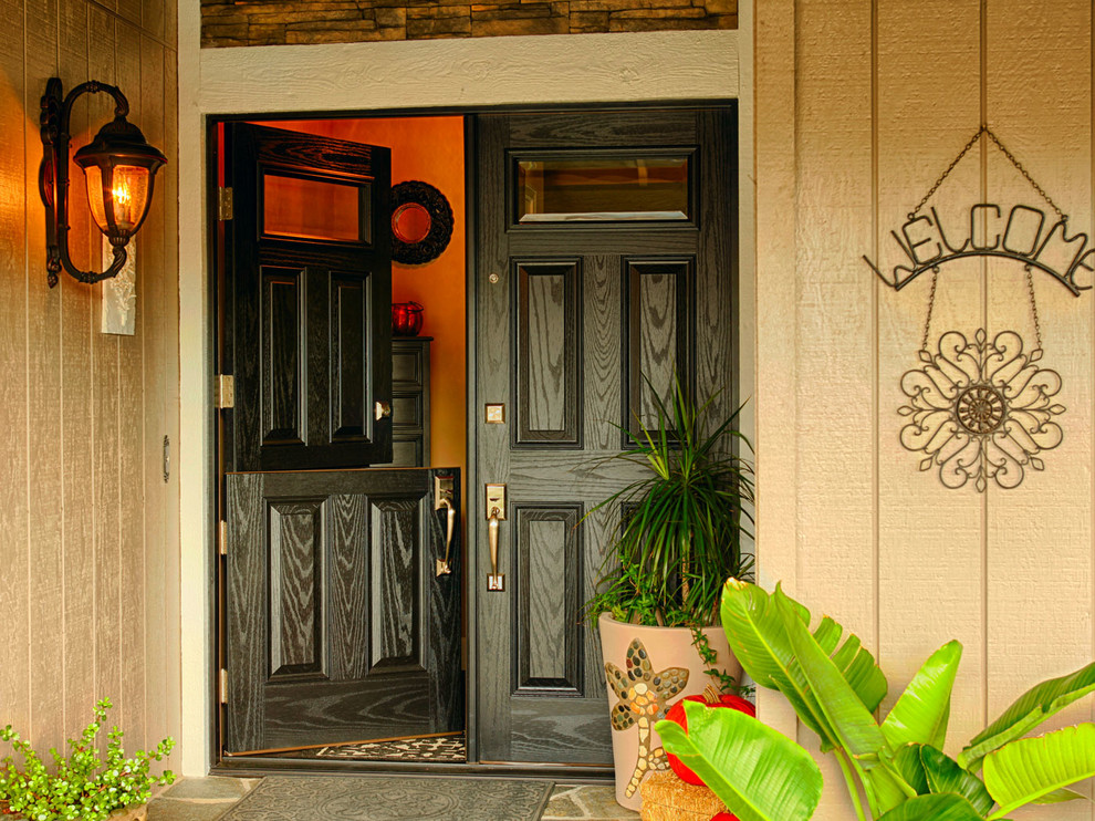 Пример оригинального дизайна: большая входная дверь в современном стиле с бежевыми стенами, голландской входной дверью и черной входной дверью