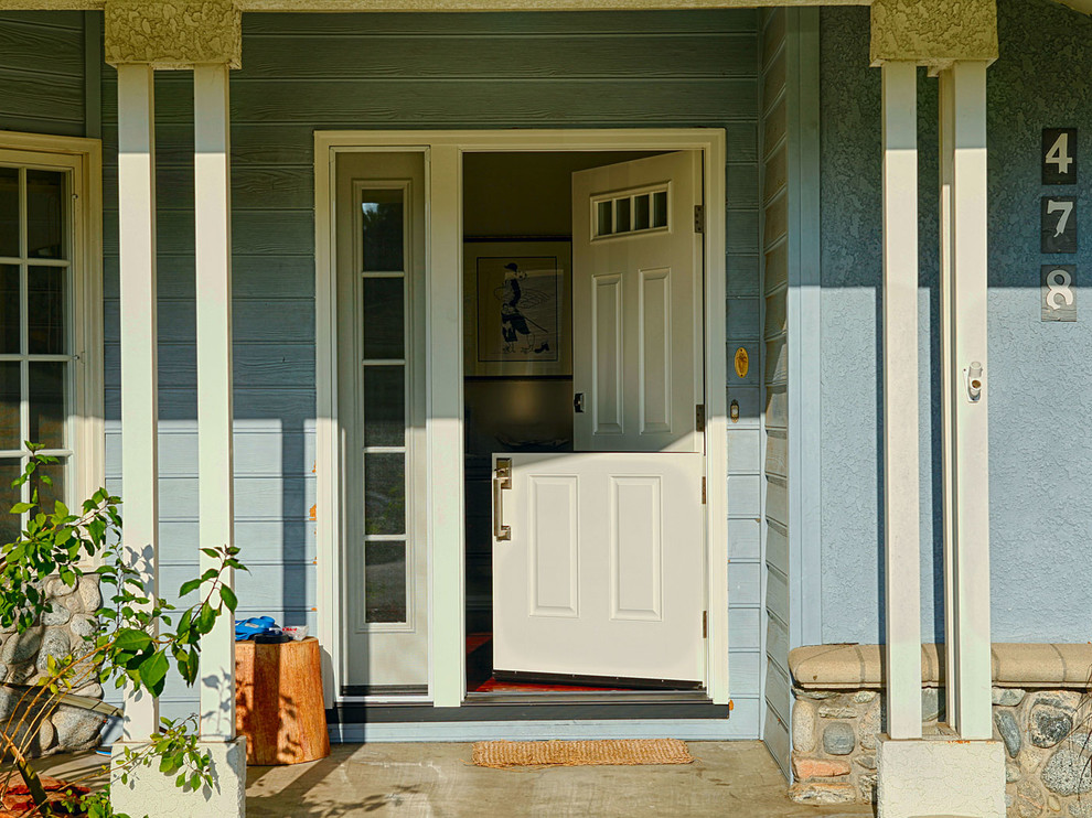 Immagine di una grande porta d'ingresso contemporanea con pareti blu, una porta olandese e una porta bianca