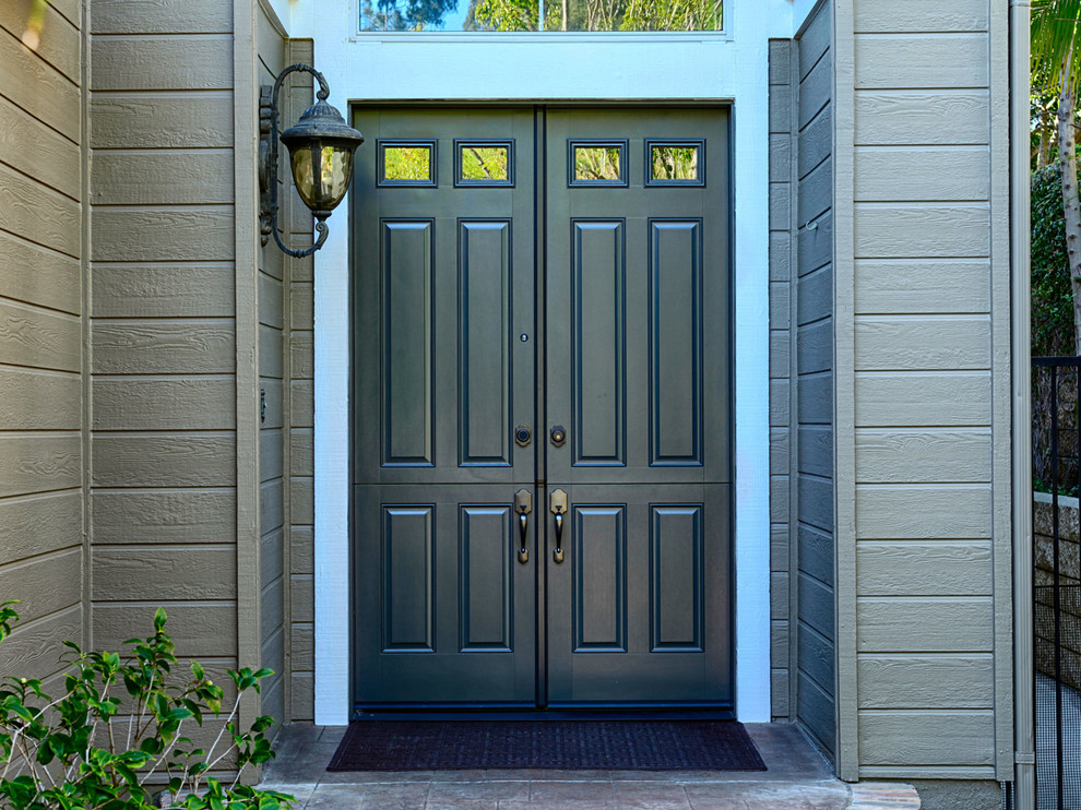 Стильный дизайн: огромная входная дверь в классическом стиле с коричневыми стенами, голландской входной дверью и металлической входной дверью - последний тренд