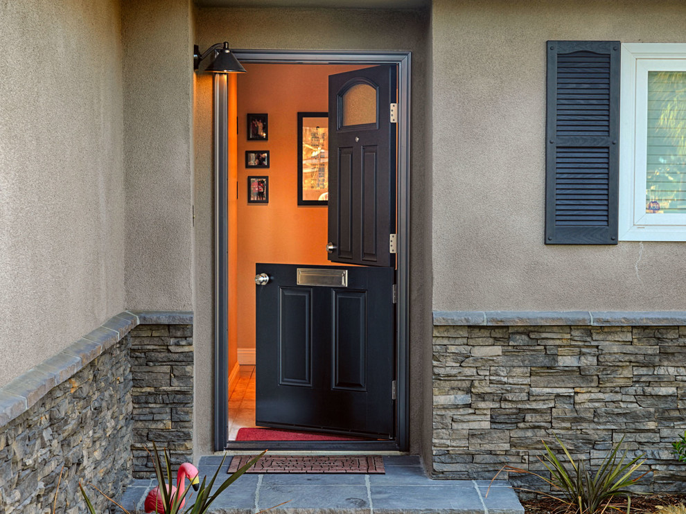 Mittelgroße Klassische Haustür mit brauner Wandfarbe, Klöntür und schwarzer Haustür in Orange County