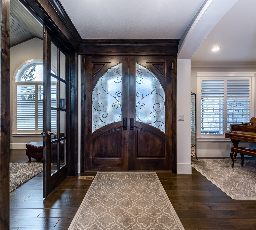 Mittelgroße Klassische Haustür mit grauer Wandfarbe, dunklem Holzboden, Doppeltür, dunkler Holzhaustür und braunem Boden in Salt Lake City