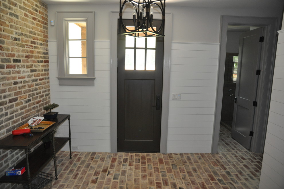 Esempio di un ingresso con anticamera tradizionale di medie dimensioni con pareti bianche, pavimento in mattoni, una porta singola, una porta in legno scuro e pavimento multicolore