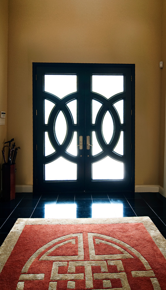 Großes Klassisches Foyer mit Marmorboden, Doppeltür und schwarzer Haustür in Dallas