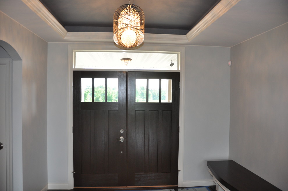 Inspiration pour un grand hall d'entrée design avec un mur gris, parquet foncé, une porte double et une porte en bois foncé.