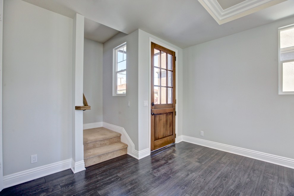 Mittelgroße Klassische Haustür mit grauer Wandfarbe, braunem Holzboden, Einzeltür und hellbrauner Holzhaustür in Orange County