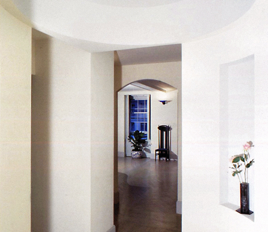 Foto de vestíbulo minimalista extra grande con paredes blancas, suelo de madera clara, puerta simple y puerta blanca