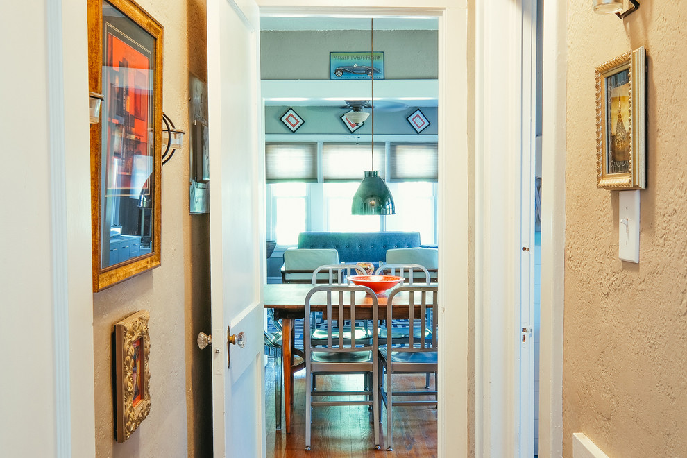 Foto de hall minimalista pequeño con paredes beige y suelo de madera en tonos medios