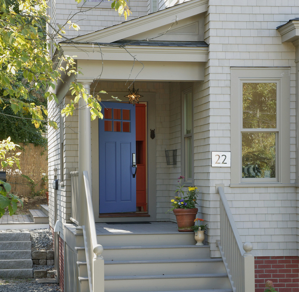 Ispirazione per una porta d'ingresso classica con pareti beige, una porta singola, una porta blu e pavimento in legno verniciato
