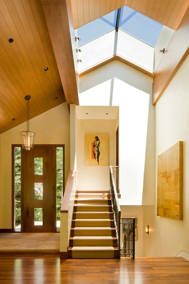 Großes Modernes Foyer mit beiger Wandfarbe, hellem Holzboden, Einzeltür und hellbrauner Holzhaustür in Denver